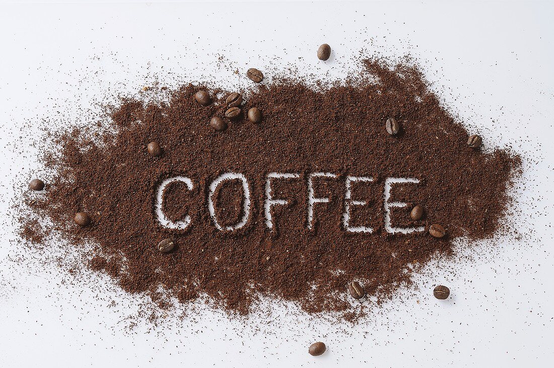 Schriftzug COFFEE in Kaffeepulver