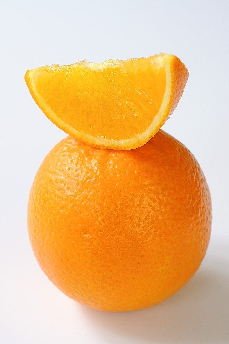 Orangenschnitz auf Orange