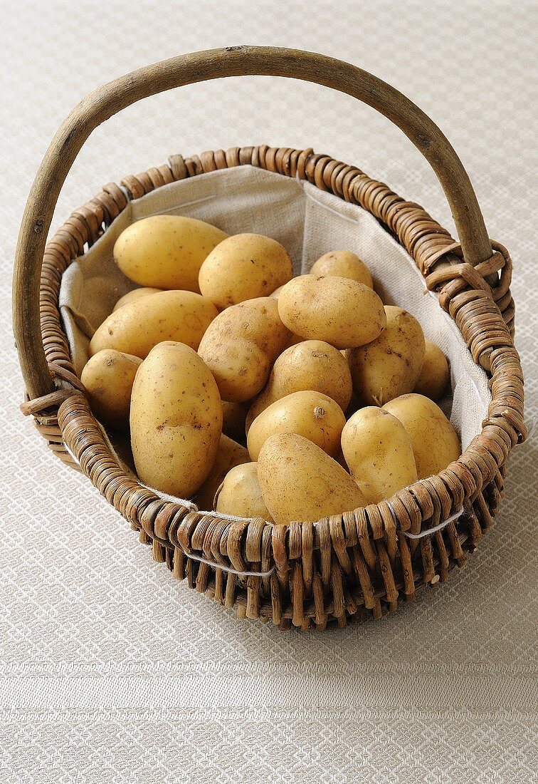 Viele Kartoffeln im Korb