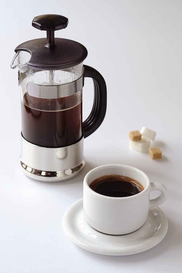 Kaffeetasse und Kaffeebereiter