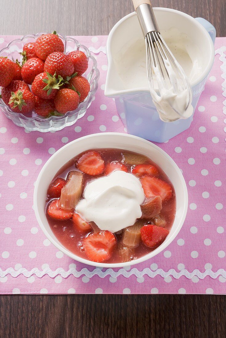Rhubarb and strawberry compote with vanilla