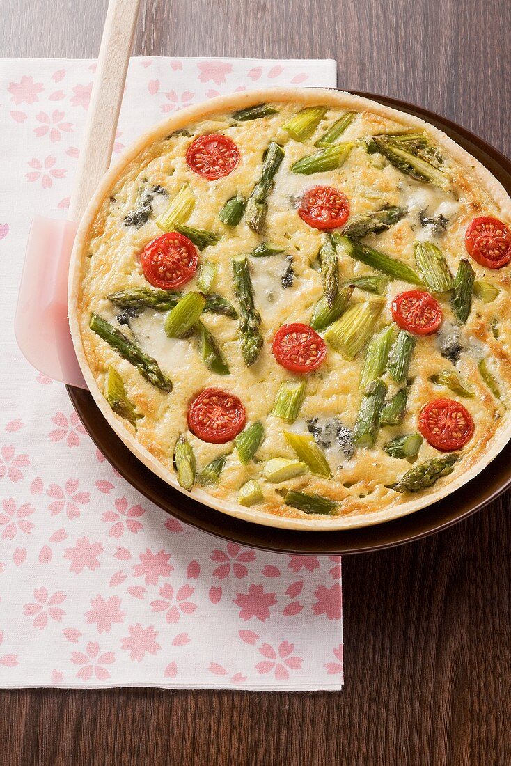 Asparagus tart with cocktail tomatoes