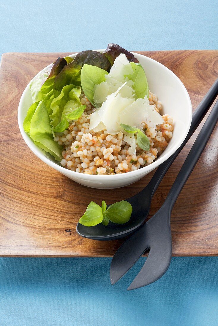 Barley salad with tomato and ginger