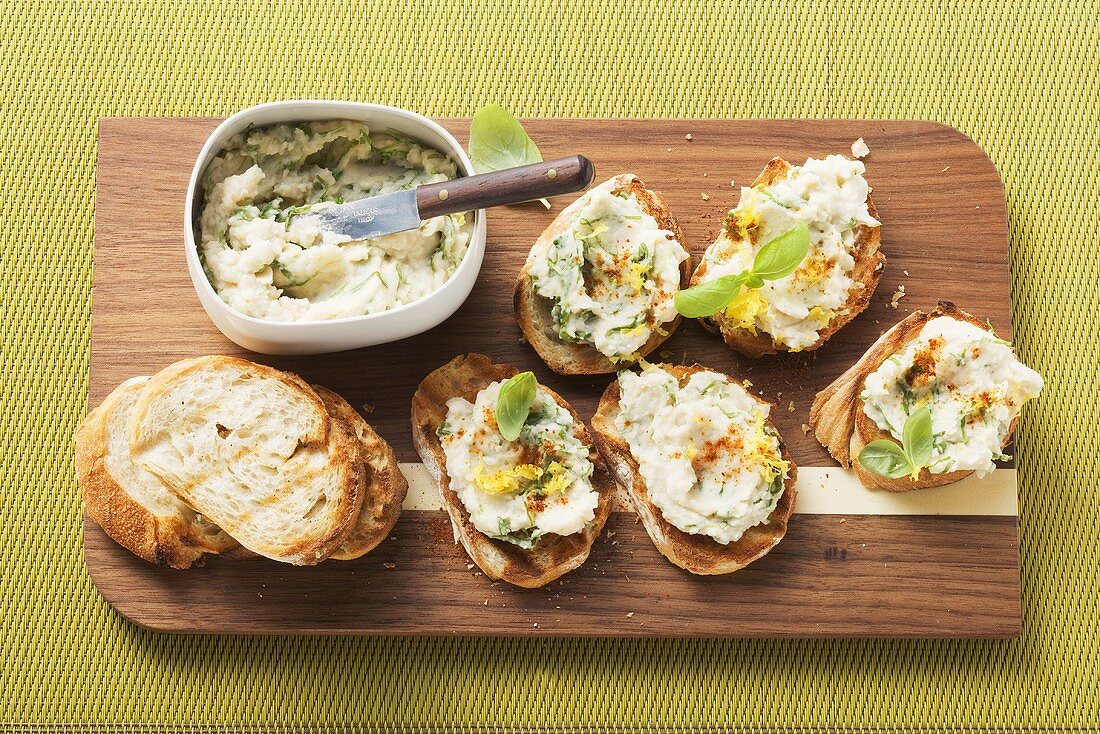 Crostini mit Bohnen-Basilikum-Creme