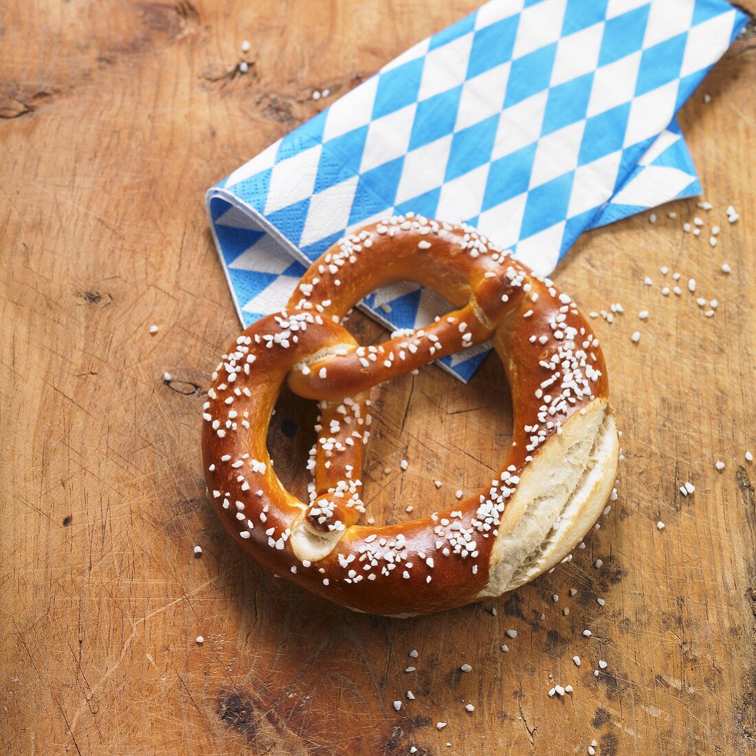 Laugenbrezel & blau-weiße Serviette