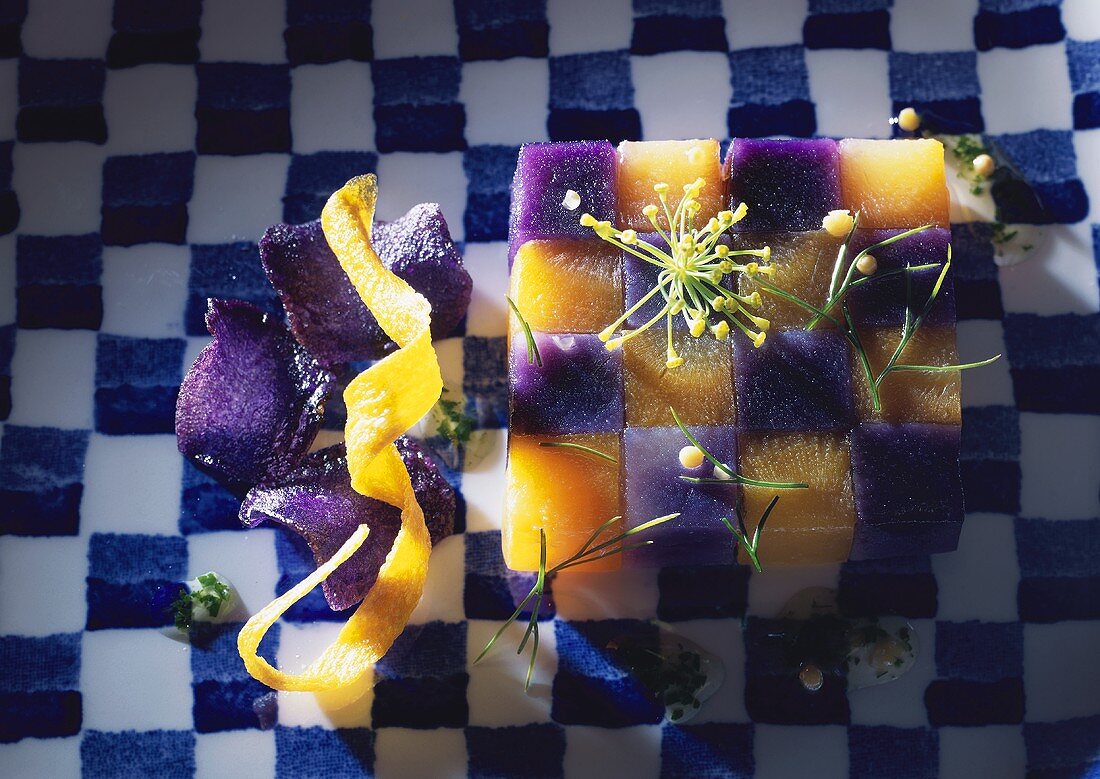Mosaik aus Karotten und violetten Kartoffeln
