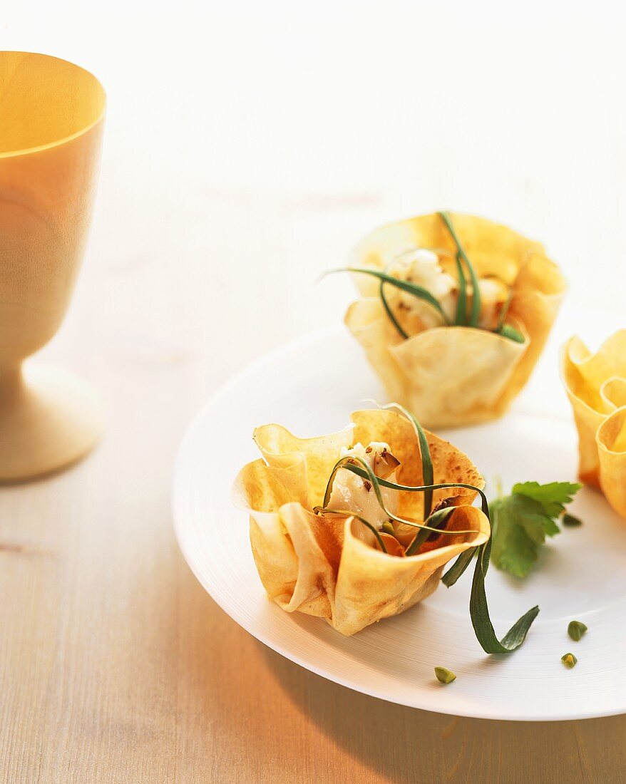 Baked goat's cheese in pastry shells