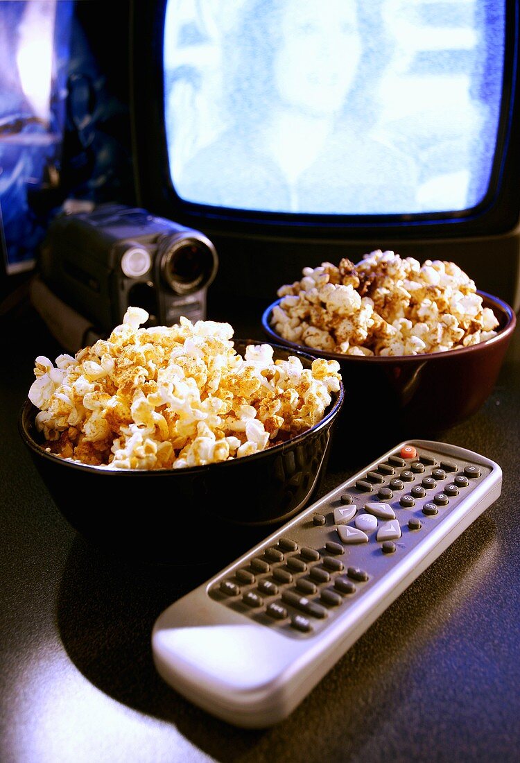 Fernsehabend mit Popcorn