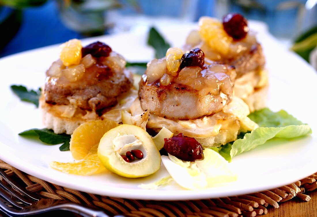 Veal medallions with fruit