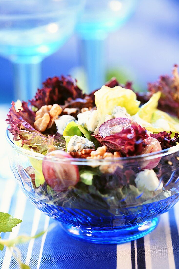 Mixed salad with Gorgonzola and walnuts