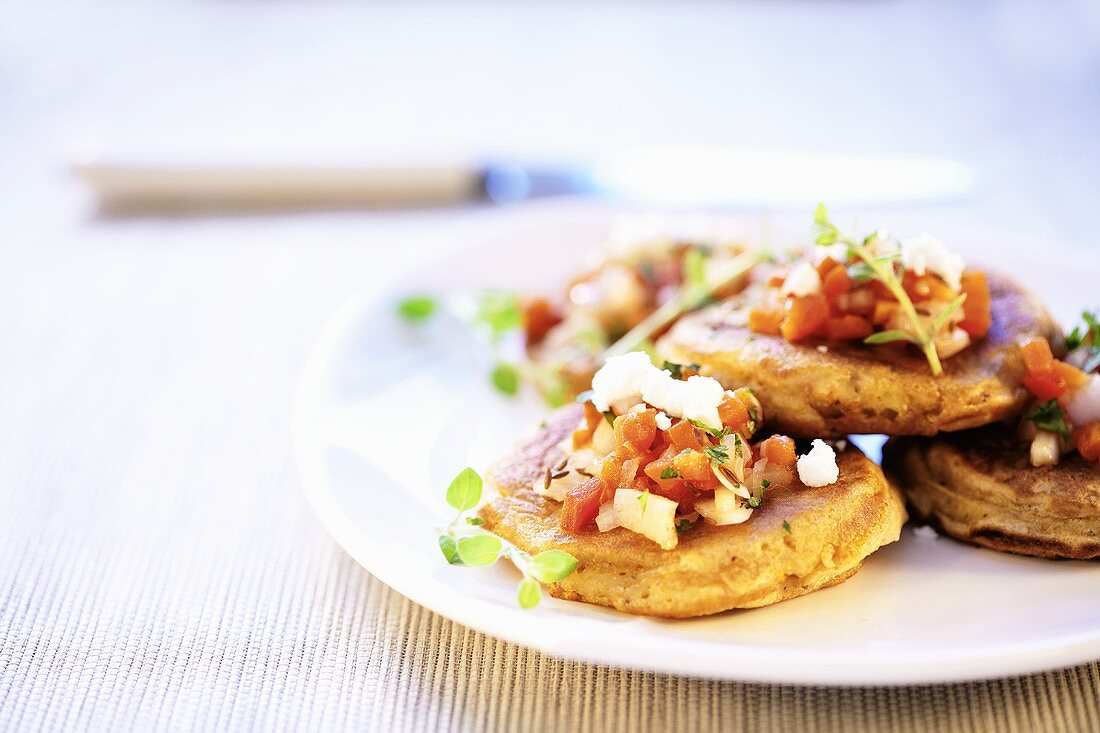 Mais-Pancakes mit Tomatensalsa