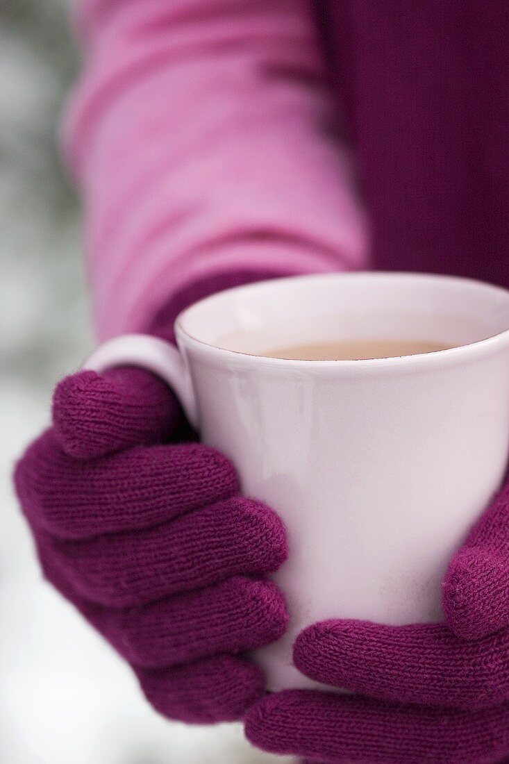 Hände halten eine Tasse heiße Schokolade