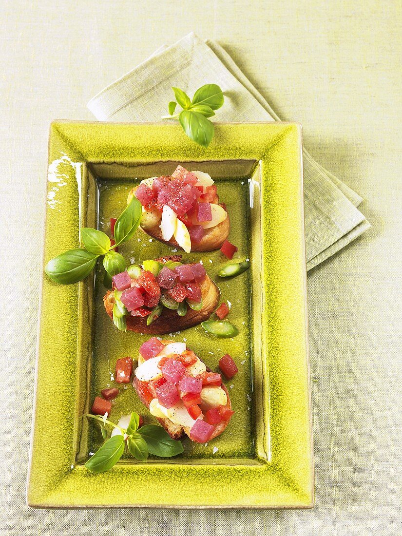 Bruschetta with asparagus and tuna