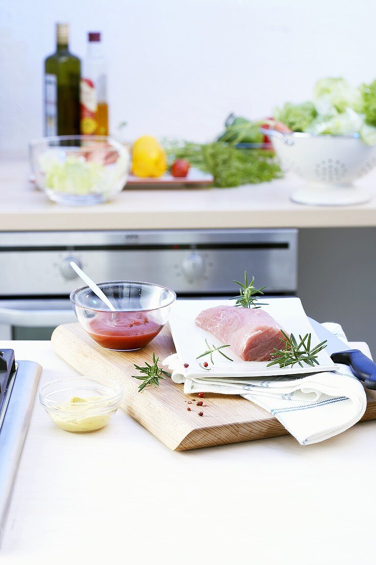 Schweinefilet mit Zutaten auf einem Küchentisch