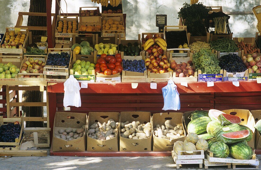 Marktstand mit Obst und Gemüse