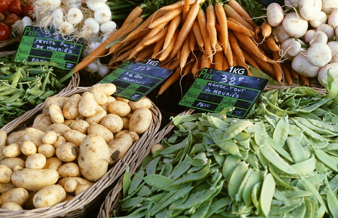 Gemüsestand auf einem Markt in der Provence