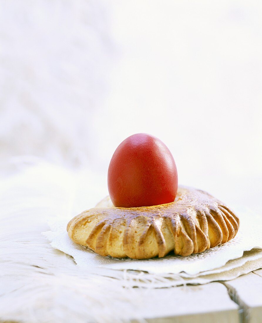 Gebackener Osterkranz mit rotem Ei