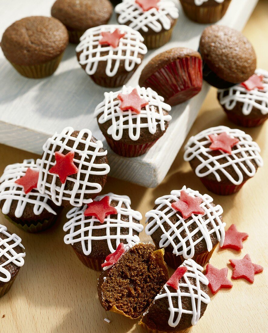 Verzierte Schokoladenmuffins mit Zuckerrübensirup