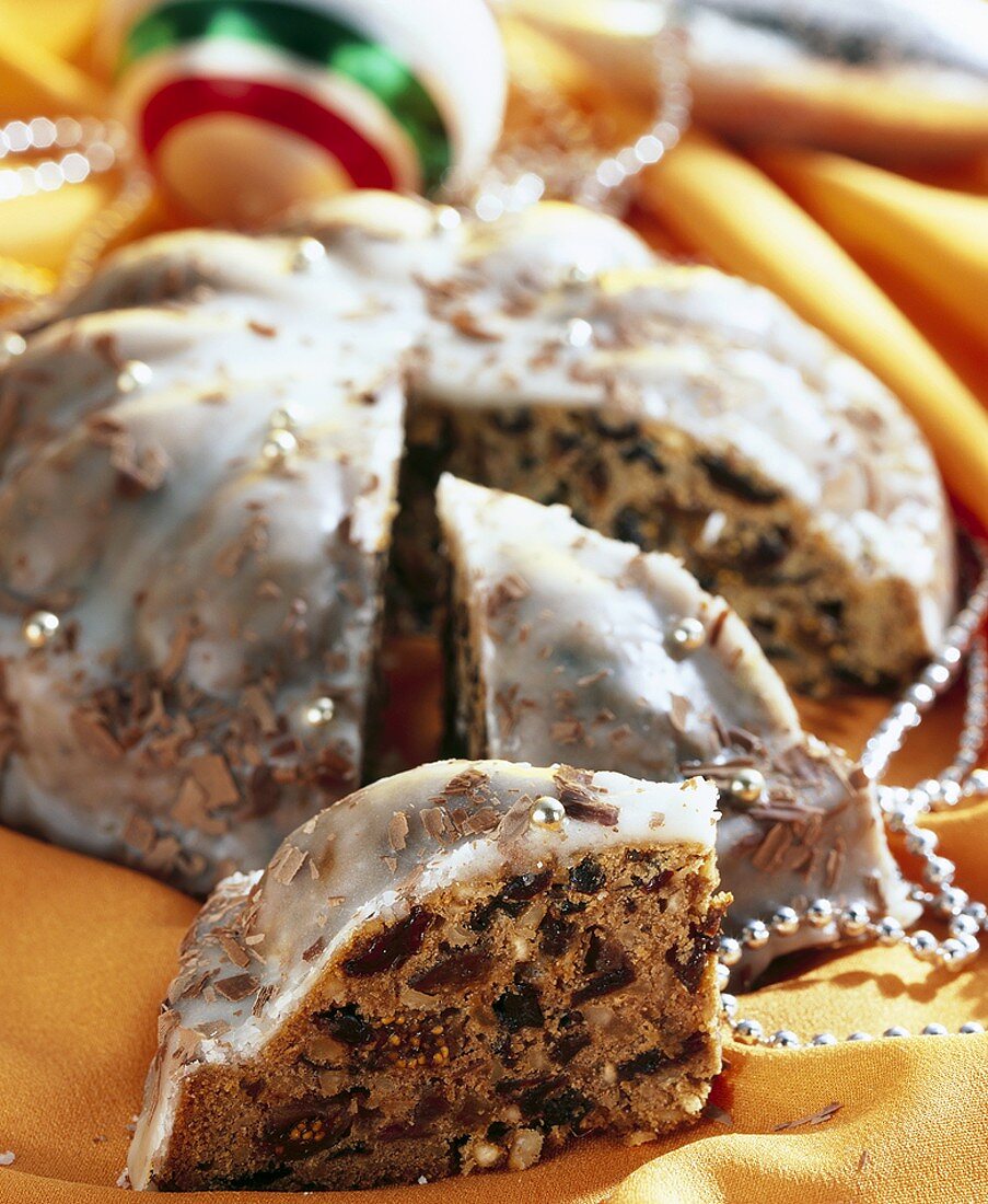 Kleines Weihnachtsbrot mit Zuckerglasur und Silberperlen