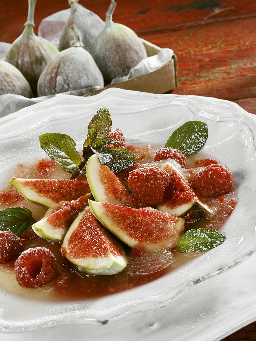 Figs with raspberries and melon sauce