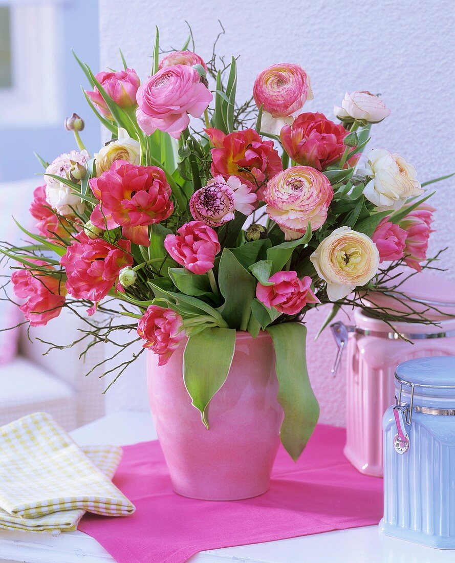 Blumenstrauss aus rosa Tulpen, Ranunkeln, Blaubeerzweigen