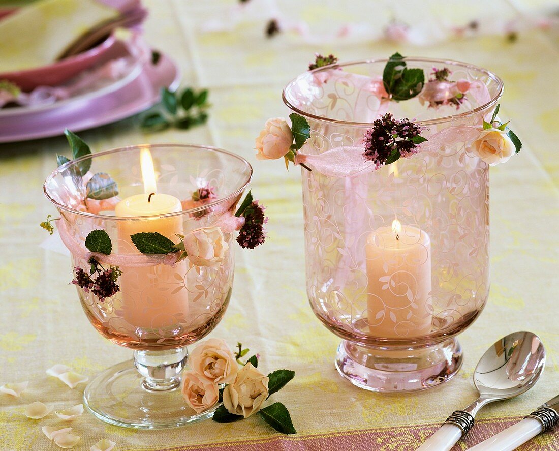 Windlichter mit Oregano und Rosen dekoriert