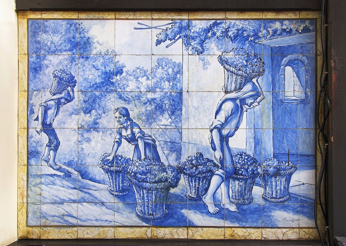 Azulejo zeigt Weinlese in Old Blandy Wine Lodge, Adegas de São Francisco, Funchal, Madeira