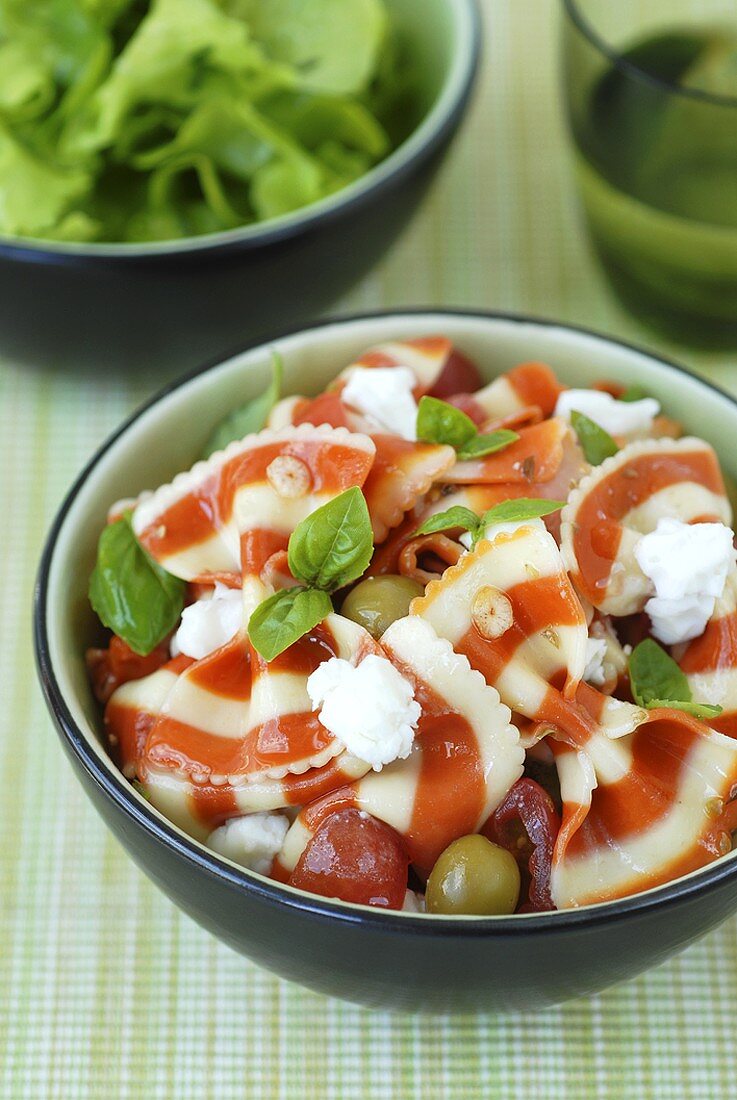 Bunte Farfalle mit Schafskäse, Tomaten, Oliven & Basilikum