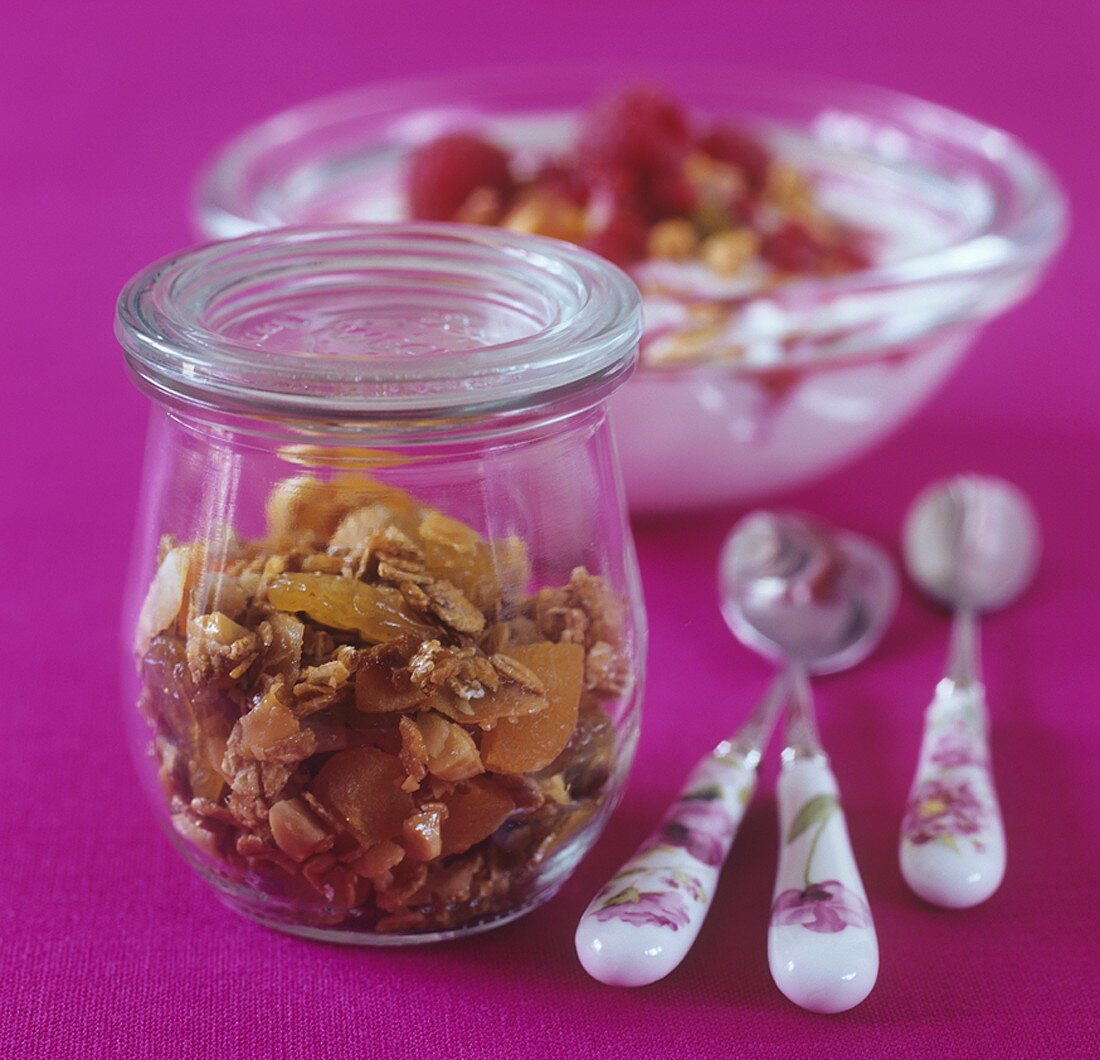 Müsli mit Trockenfrüchten im Glas