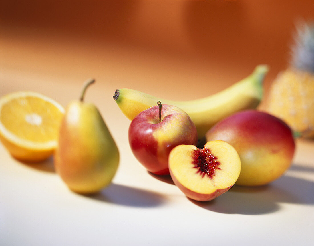 Verschiedene Früchte (Nektarine, Apfel, Birne, Banane etc.)