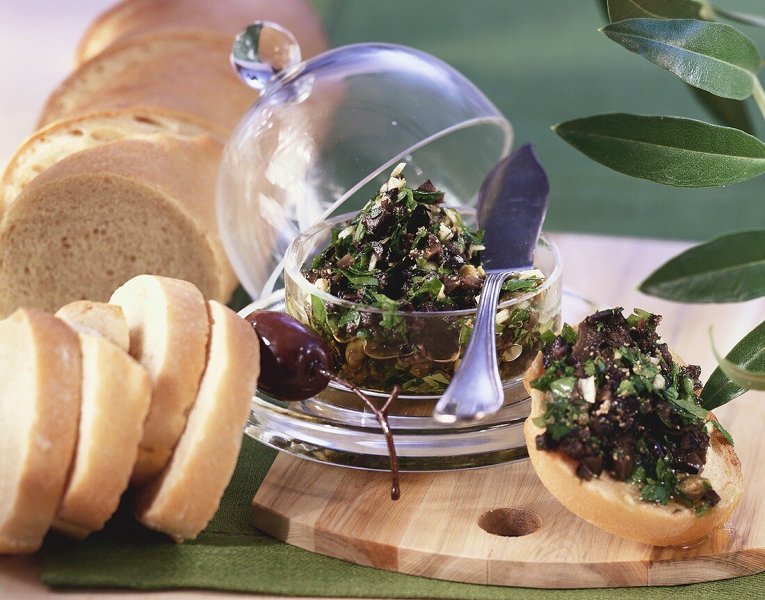 Olivenaufstrich und Baguette