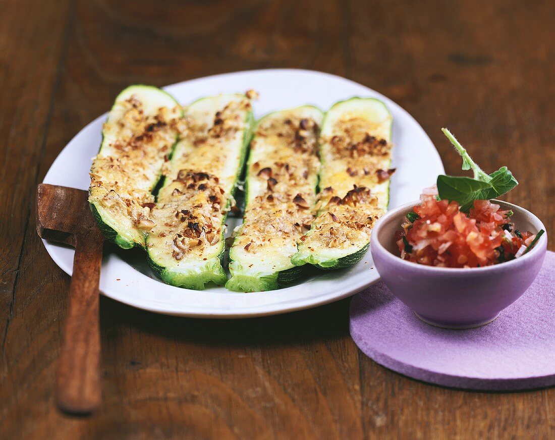 Zucchini mit Käsekruste und Tomaten-Oliven-Salsa