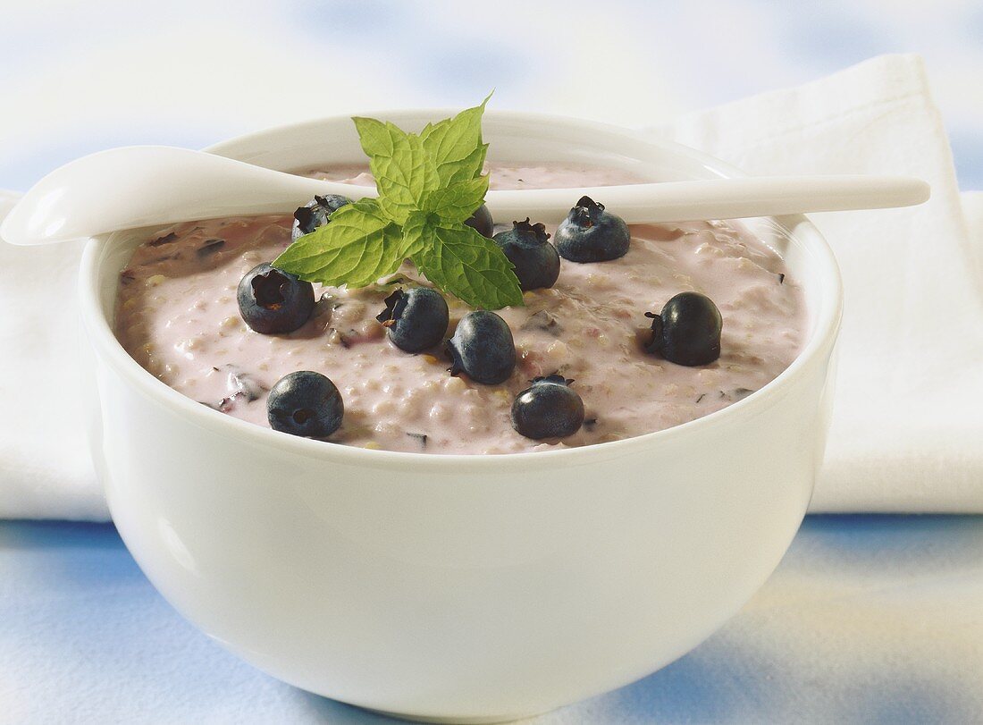 Millet yoghurt with blueberries
