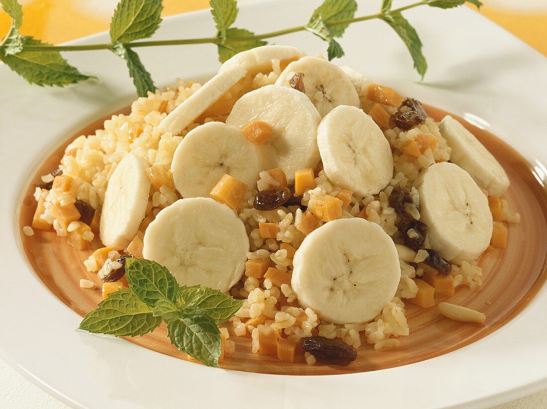 Bulgur wheat stew with carrots, raisins and banana