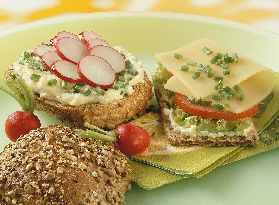 Rohkostbrötchen mit Käse, Knäckebrot mit Tomate