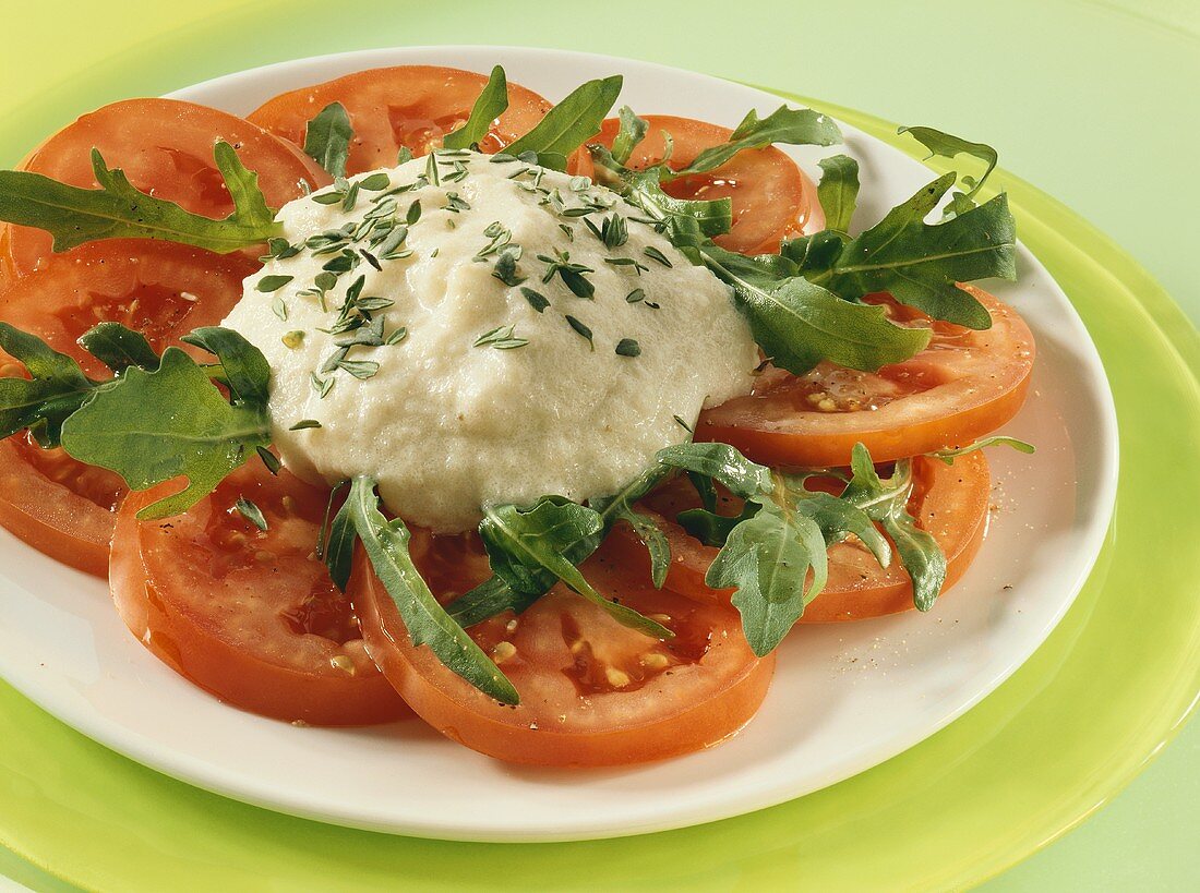 Tomaten-Rucola-Salat mit Auberginenpüree
