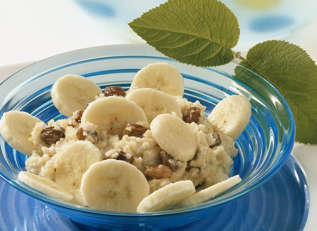 Bulgur wheat with raisins and banana