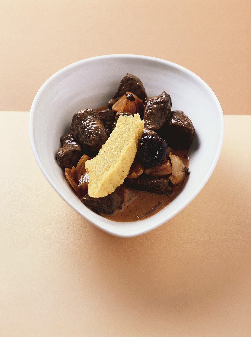 Venison goulash with coffee-plums