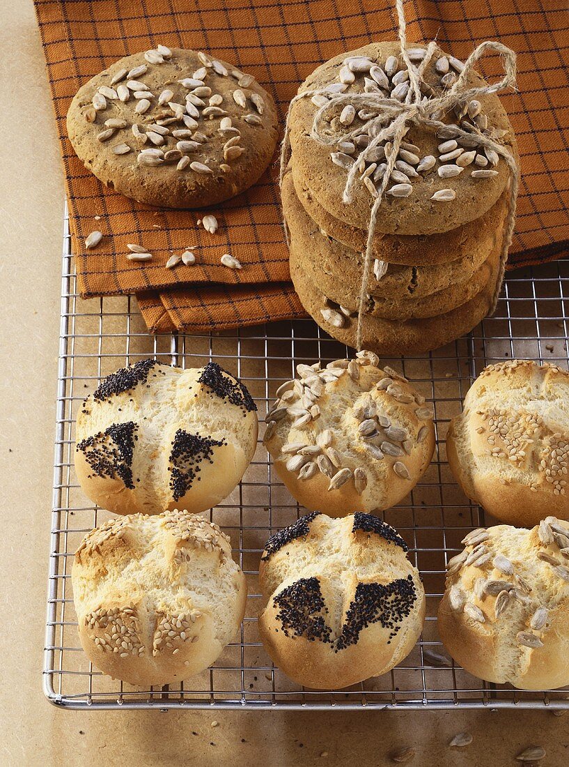 Vollkornfladenbrot und Brötchen