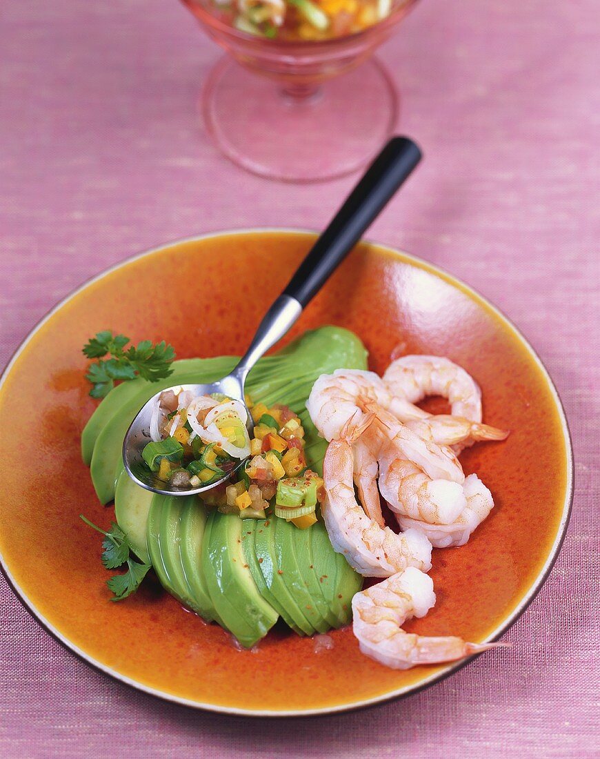 Avocado fan with shrimps and tomato & pepper salsa