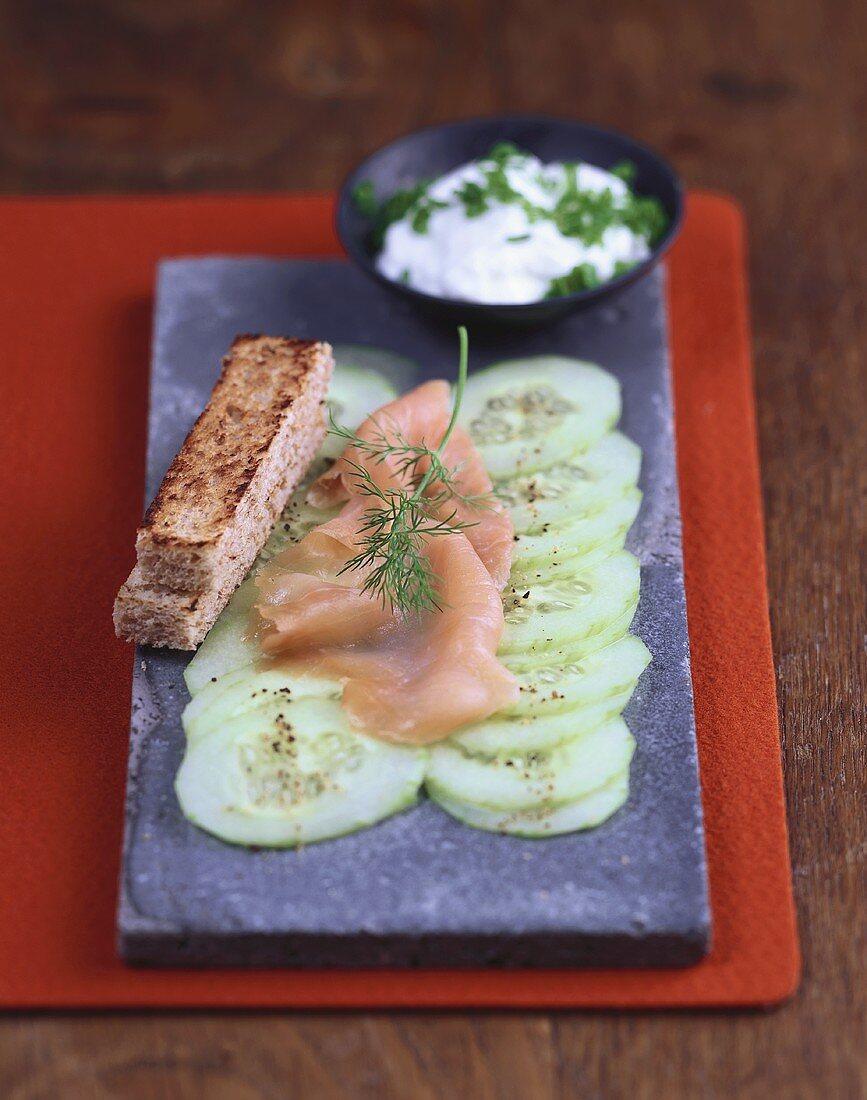 Räucherlachs auf Gurken-Carpaccio