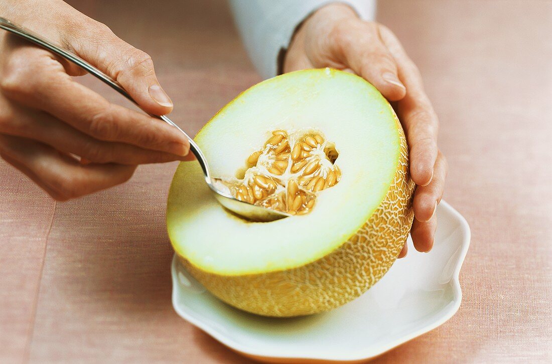 Removing the seeds from a honeydew melon
