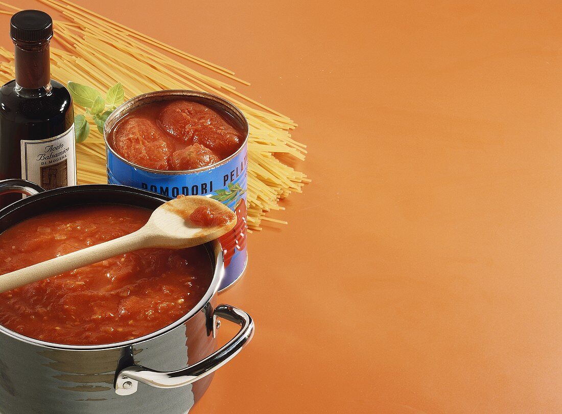 Stillleben mit Zutaten für Spaghetti mit Tomatensauce