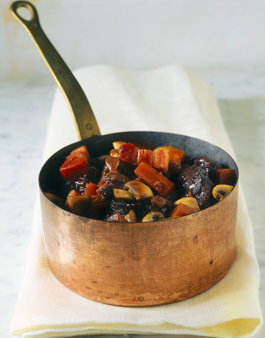 Boeuf Bourguignon in einer Kasserolle