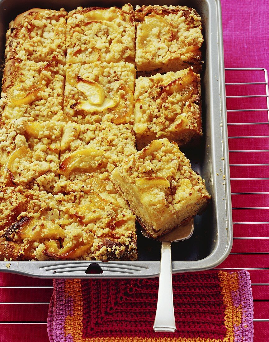 Apfelkuchen mit Nussstreuseln, ein Stück auf Kuchenheber