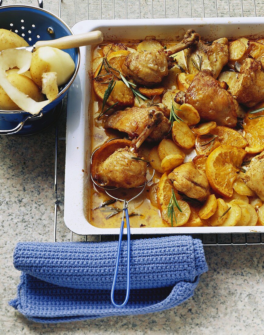 Hähnchen mit Orangen, Kartoffeln und Rosmarin aus dem Ofen