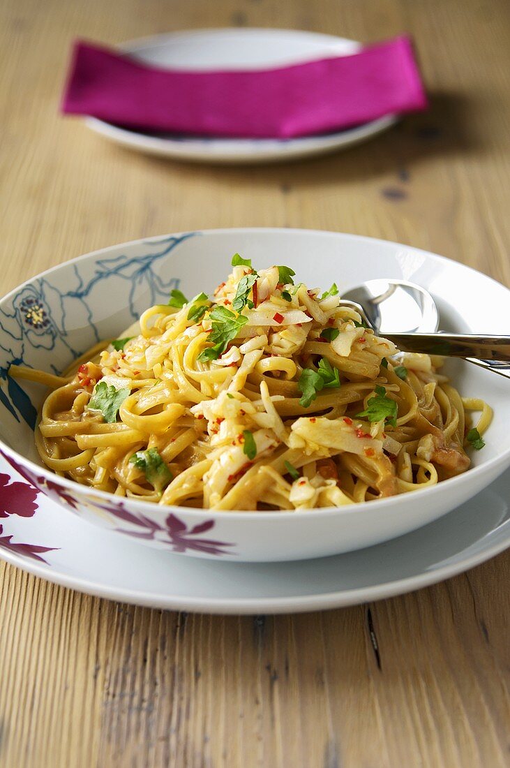 Linguine mit Krabbenfleisch, Chili und Petersilie