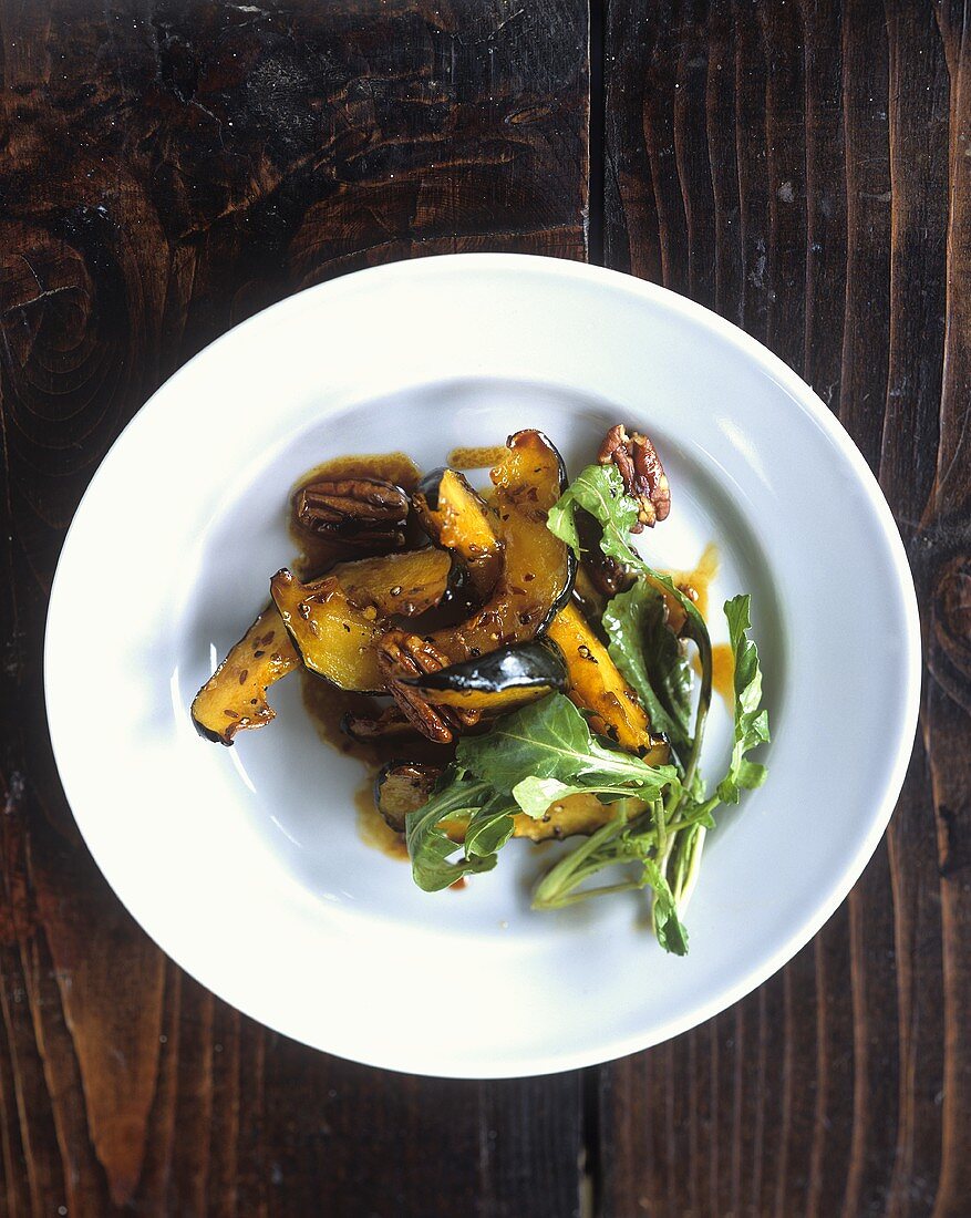 Gebratener Kürbis mit Rucola, Pecannüssen und Ahorndressing