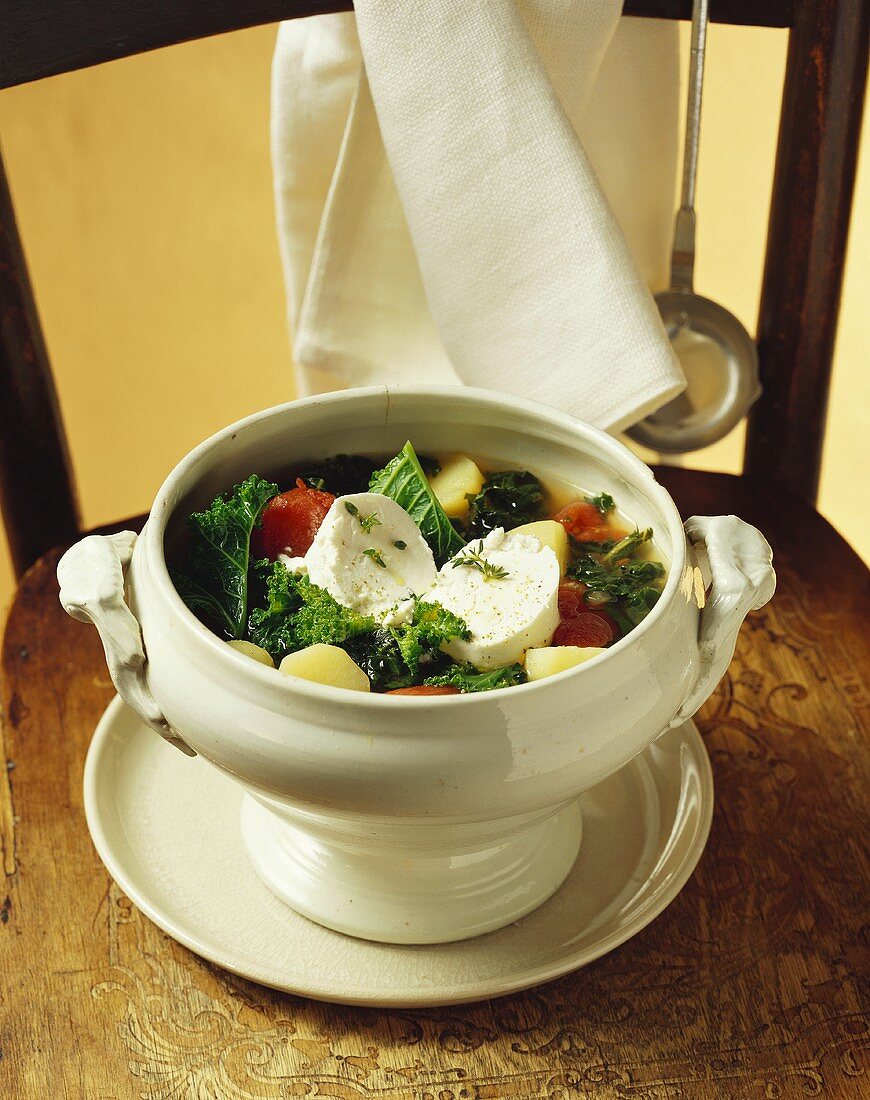 Kale and tomato stew with goat's cheese