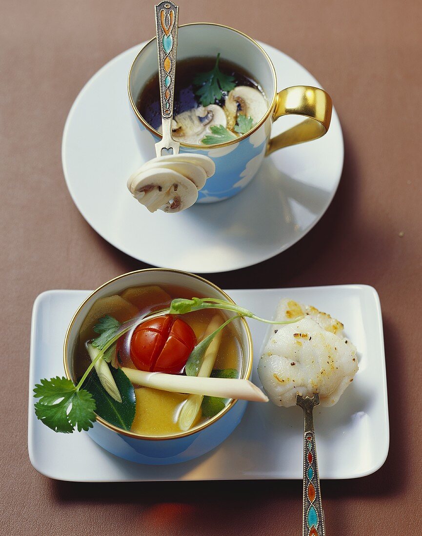 Klare Pilz-Essenz und Limettenbrühe mit Edelfisch